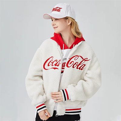 Áo khoác đồng thương hiệu Coca-Cola Limited Wang Yibo Cùng phong cách Graffiti Xuống áo khoác lỏng mùa thu đông nam và nữ - Bông